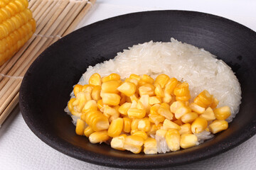 Streamed sweet corn with sweet sticky rice in coconut milk .