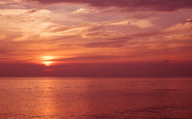 Obraz na płótnie Canvas sunset sky with twilight on the beach Background.