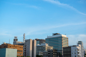 横浜　青空とビル群