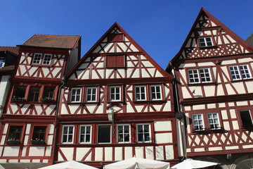 Fränkisches Kleinod: Fachwerkhäuser an der Hauptstraße in Ochsenfurt am Main