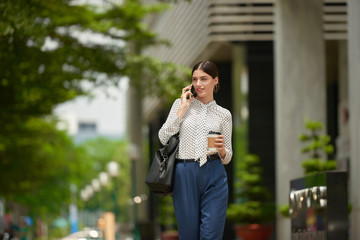 Fototapeta premium Woman in the city