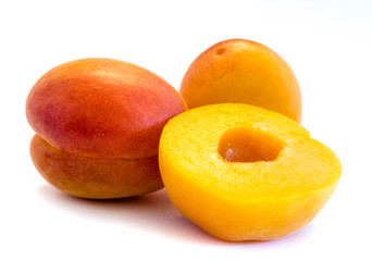 Aprikose Aprikosen Marille Marillen isoliert freigestellt auf weißen Hintergrund, Freisteller