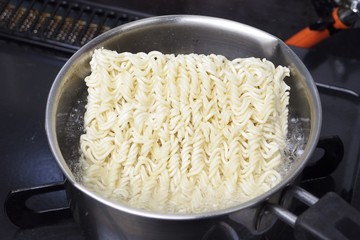 インスタントラーメン調理中