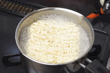 インスタントラーメン調理中