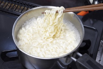インスタントラーメン調理中