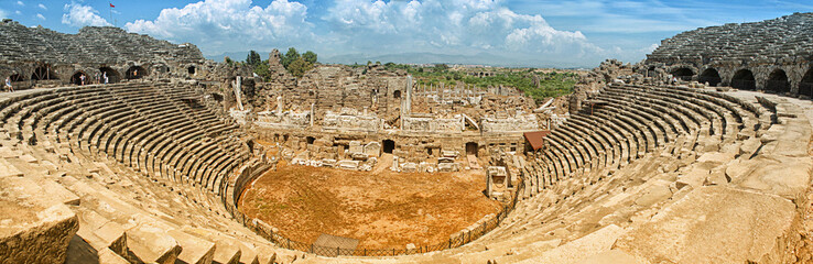 Obraz premium Panoramic view of the amphitheater in Side Ancient City, in Antalya