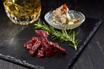 行きつけのバルで出されたビーフジャーキーと鯖のオイル漬け