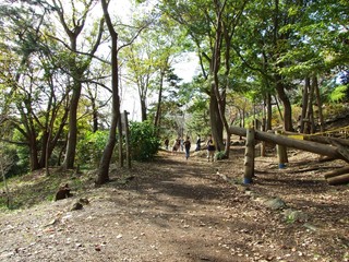 山道と子供たち