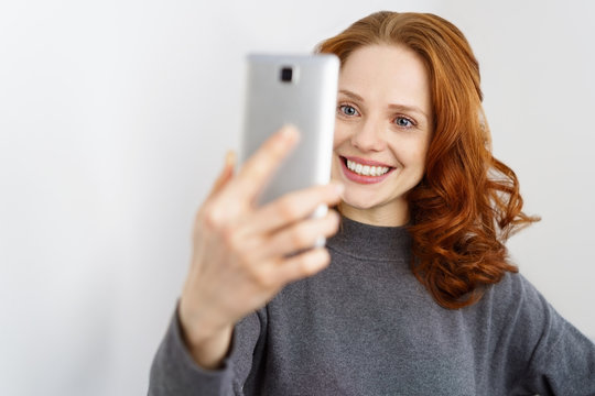 frau macht ein selfie mit ihrem mobiltelefon