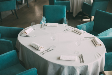 picture of empty glasses in restaurant