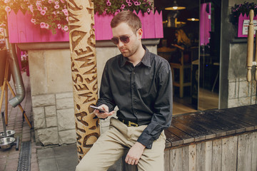 Fototapeta premium guy walking around the city