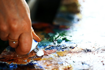 The artist paints a portrait of oil
