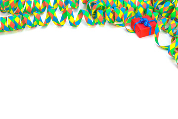 Geburtstags Konzepot mit bunten Luftschlangen und kleinem Geschenkpaket