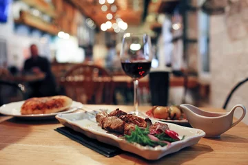 Rolgordijnen Diner op tafel in een café © kichigin19