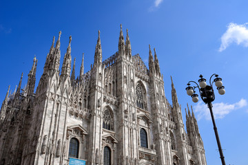 Fototapeta premium Duomo di Milano view from front with blue sky