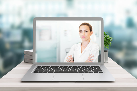 Medico, dottoressa su schermo del pc per consulto, intervista, pubbicazione