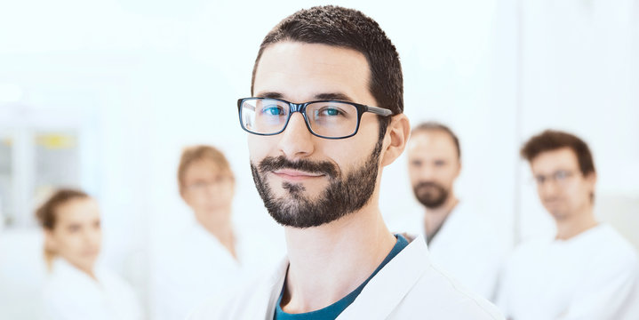 Medico, ricercatore in laboratorio con colleghi