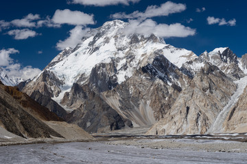 Broadpeak-berg en vigne-gletsjer, K2-trektocht, Skardu, Gilgit Baltistan, Pakistan