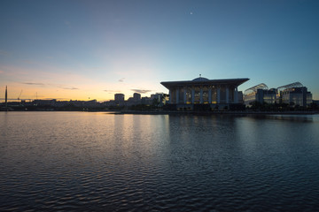 Obraz premium Blue hour over Tuanku Mizan Zainal Abidin Mosque. Also known as Iron Mosque, the Mizan mosque is the second principal mosque in Putrajaya, Malaysia