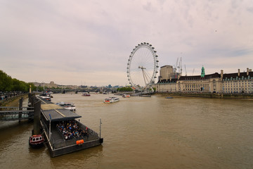 Obraz premium The London Eye on the South Bank of the River Thames