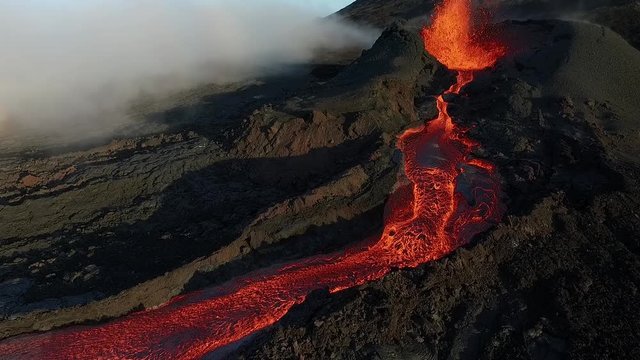 plan fixe sur flot de lave &agrave; la sortie du cratere