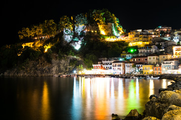 Obraz premium Reflections of lights on the sea in Parga
