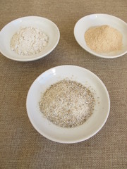 Roggenmehl, Roggenschrot und getrockneter Roggensauerteig