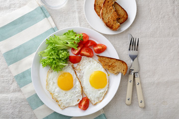 Fried Eggs with lettuce, tomato and bread