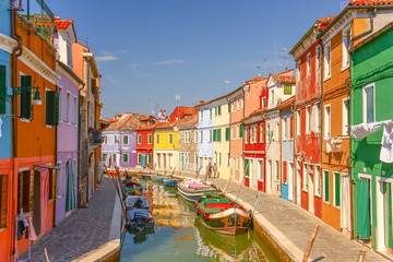 Fototapeta na wymiar VENICE, ITALY - AUGUST 14,2011 : Colorful houses on Burano island, Venice Italy.