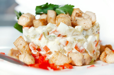 Salad with slices of fried bacon and sweet peppers