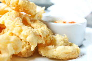 Onion rings with sauce
