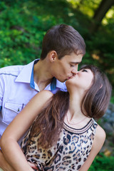Obraz premium In love couple kiss in a summer green park