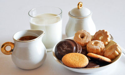 colazione con biscotti, latte e caffè