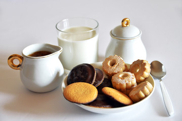 colazione con biscotti, latte e caffè