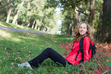 Obraz premium Young backpacker in happy mood on a sunny nature