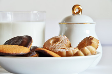 colazione con biscotti, latte e caffè