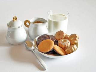 colazione con biscotti, latte e caffè