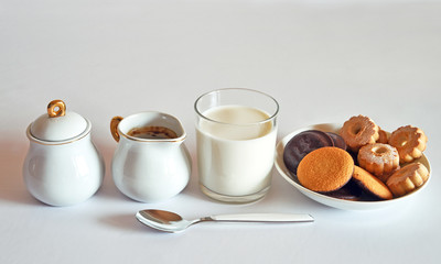 colazione con biscotti, latte e caffè