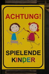 Sign with reference to children playing, Schild mit Hinweis auf spielende Kinder