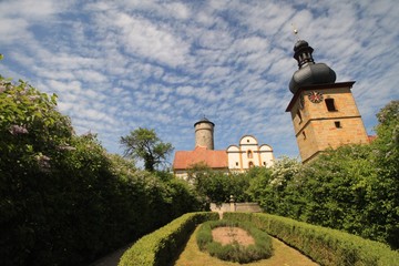 Romantisches Oberfranken: Strössendorfer Ensemble aus Schloss, Bergfried und Dorfkirche unter...