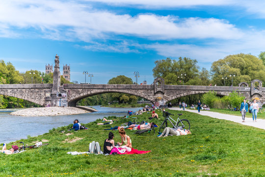 Isar in M&uuml;nchen nahe der Wittelsbacherbr&uuml;cke mit Erholungssuchenden am Isarstrand