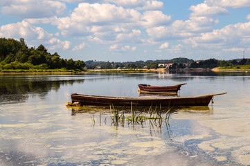 Obraz premium Boats on the river on a warm summer day
