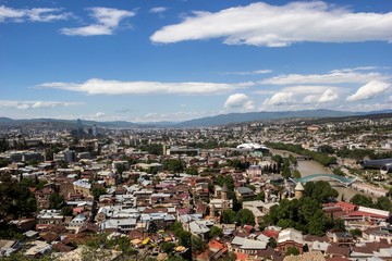 Fototapeta na wymiar Красивый вид сверху на город Тбилиси, панорама на город, колоритный пейзаж, Грузия