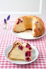 Napfkuchen mit Kirschen