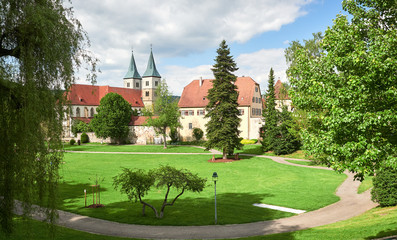 Fototapeta na wymiar Stadtgarten und Stadtkirche Murrhardt