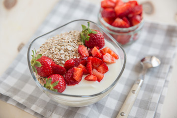 Joghurt mit Müsli und Erdbeeren