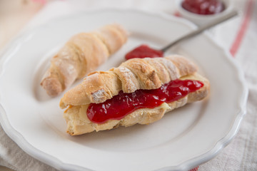 Kipferl mit Marmelade und Butter 
