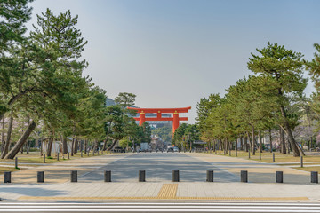 平安神宮大鳥居と参道風景