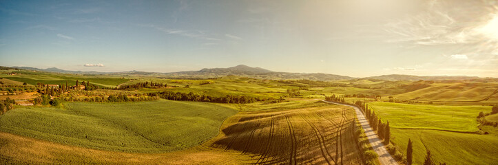 Mooi panoramalandschap van golvenheuvels in landelijke aard, de landbouwgrond van Toscanië, Italië, Europa