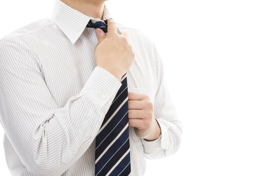 ネクタイを絞めるビジネスマン